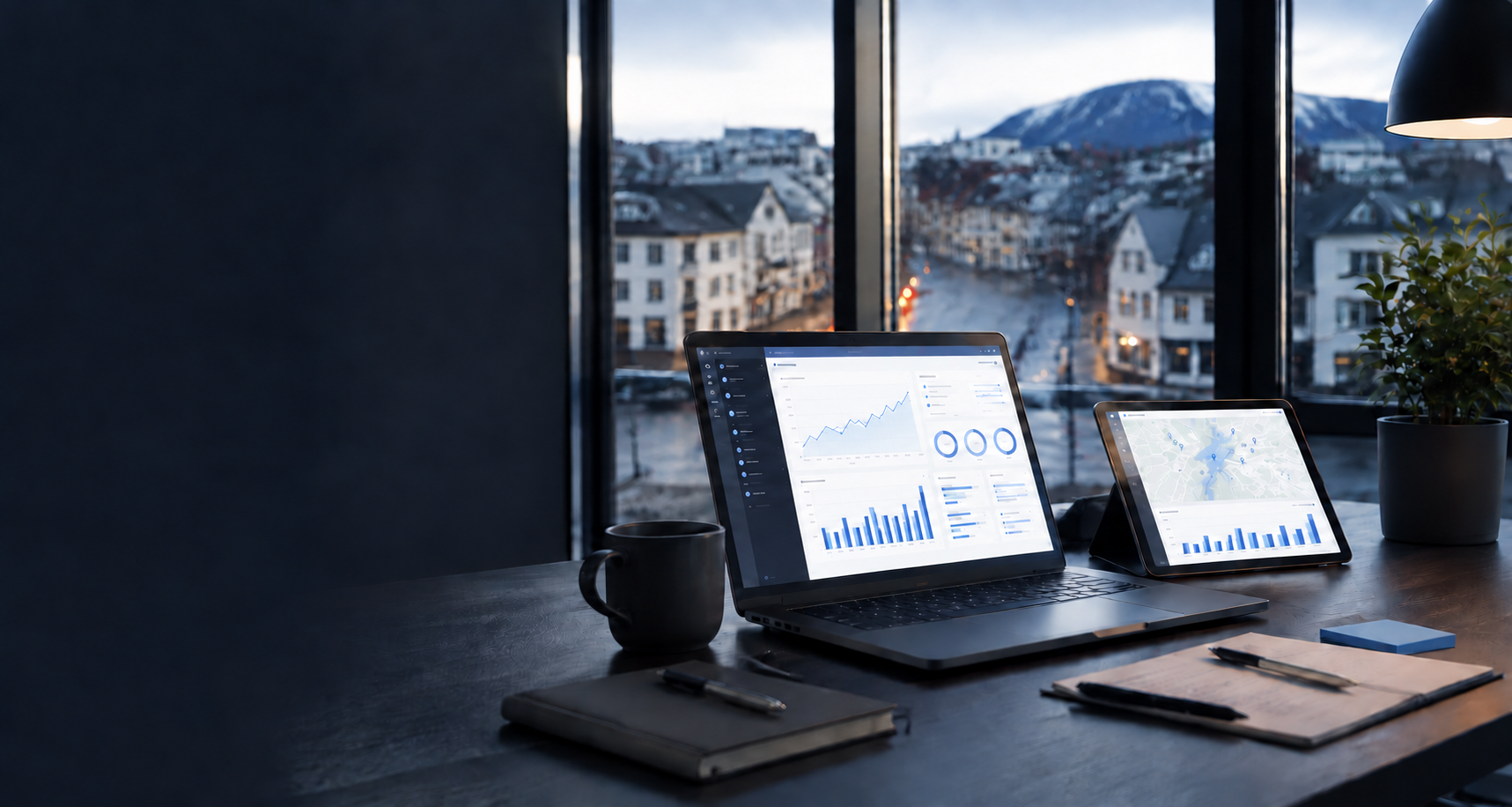 Arbeidsflate med analyseverktøy og utsikt over en norsk by